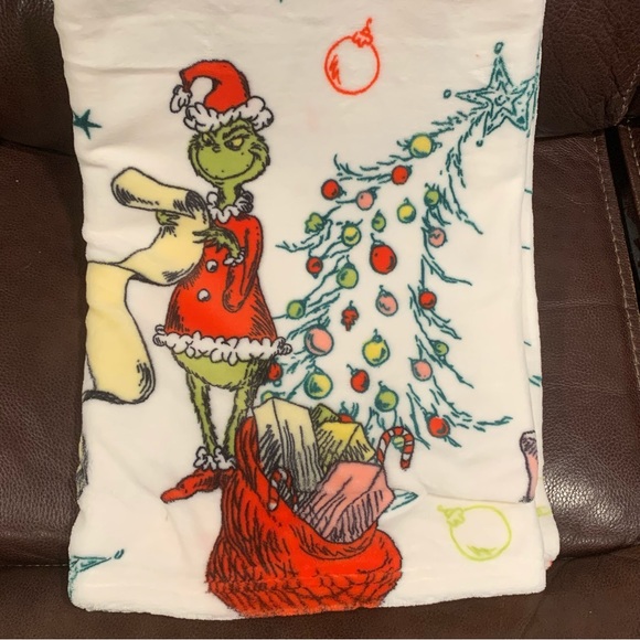 The Grinch Checking His List 50” x 70” Oversized Plush Christmas Throw Blanket - Picture 2 of 6